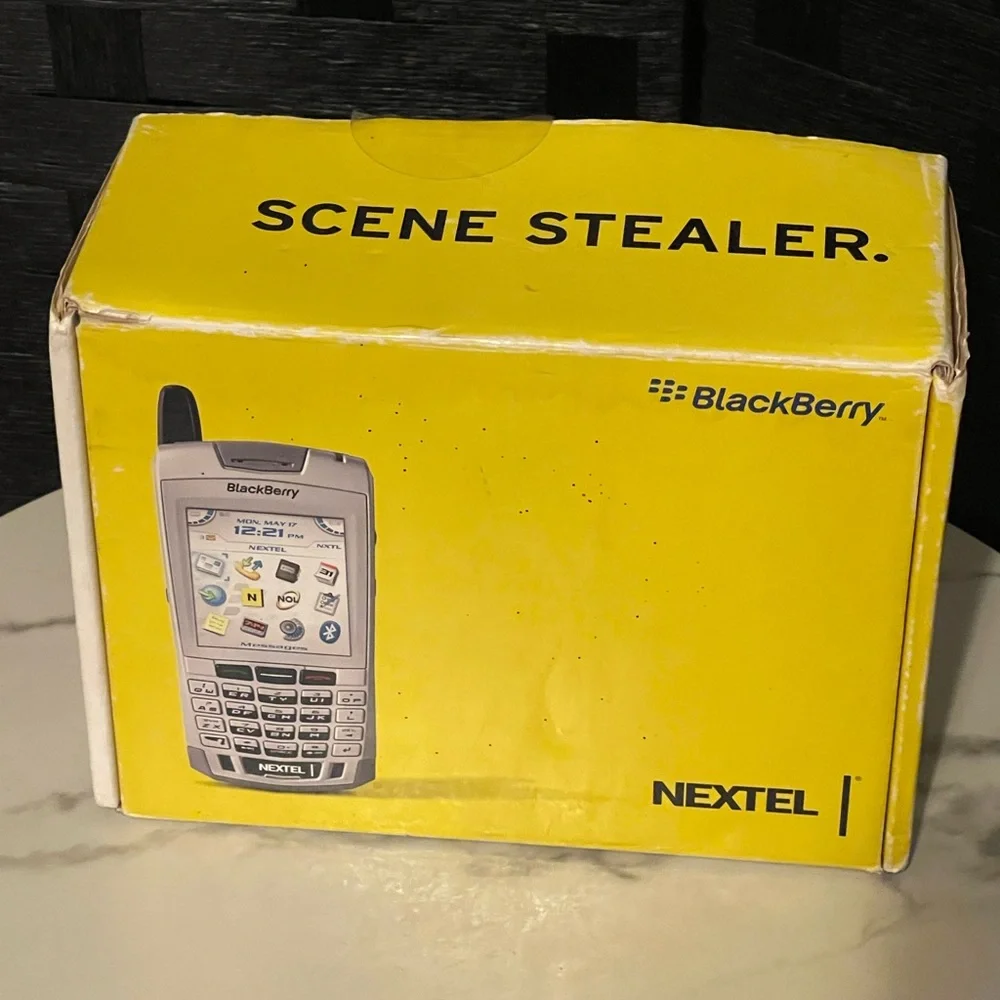 VTG Blackberry 7100i Nextel with battery no charging cord, comes w extras